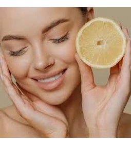 Puterea luminii: cum regenerează vitamina C pielea ta