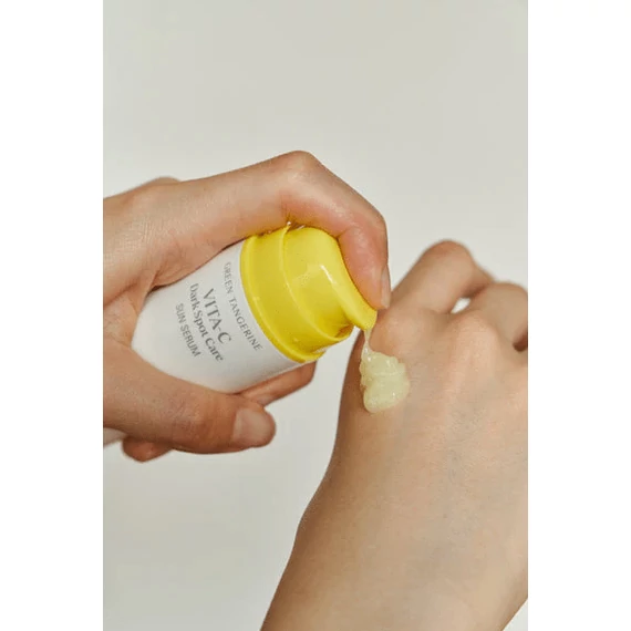 Goodal Green Tangerine Vita C Dark Spot Care Sun Serum SPF50+ PA++++ – Serum za Posvetlitev in Zaščito Pred Soncem 50ml