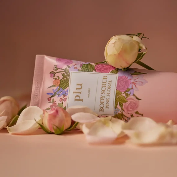 Plu Body Scrub – Pink Floral – Nežen Telesni Piling 200g