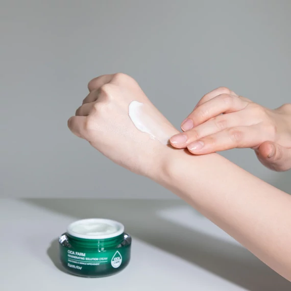 Farmstay Cica Farm Regenerating Solution Cream (sample) - Cremă Pentru Față Cu Centella 1ml (sample)