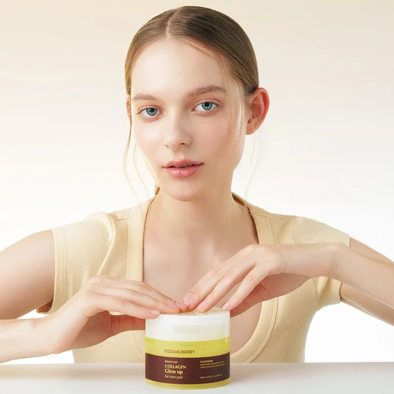 EQQUALBERRY Collagen Glow Up Gel Toner Pads – Kolagénové Gélové Tampóny Pre Žiarivú Pokožku 60ks/140ml